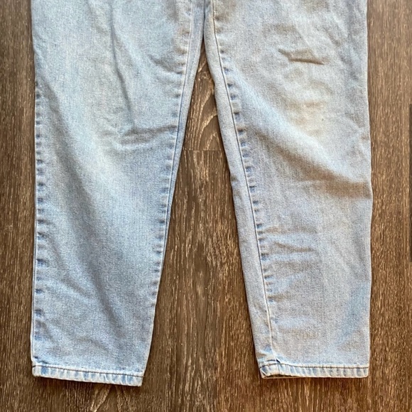 Vintage High rise light wash denim jeans. - Picture 5 of 17